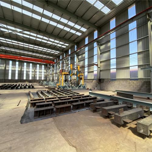 产品描述钢结构厂房主要是指主要的承重构件是由钢材组成的